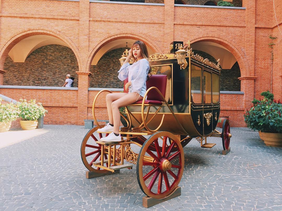 Ngay ở quảng trường có đặt chiếc xe kéo đúng kiểu xe của công chúa Lọ Lem đi dạ hội luôn. (Ảnh: @nicablabladed) 