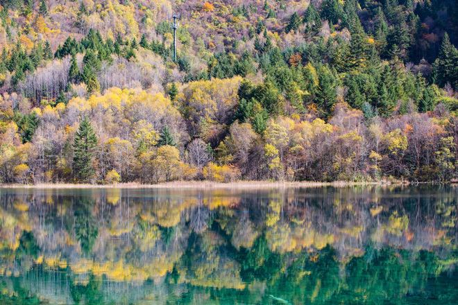 18. Thung lũng Jiuzhai, Trung Quốc: Công viên quốc gia này được UNESCO công nhận là di sản thế giới ở tỉnh Tứ Xuyên, Trung Quốc. Jiuzhai nổi tiếng với những thác nước hùng vĩ và những núi đá vôi ngoạn mục nhưng giữa tháng 10 mới là lúc nơi này đẹp nhất khi rừng cây thay lá.