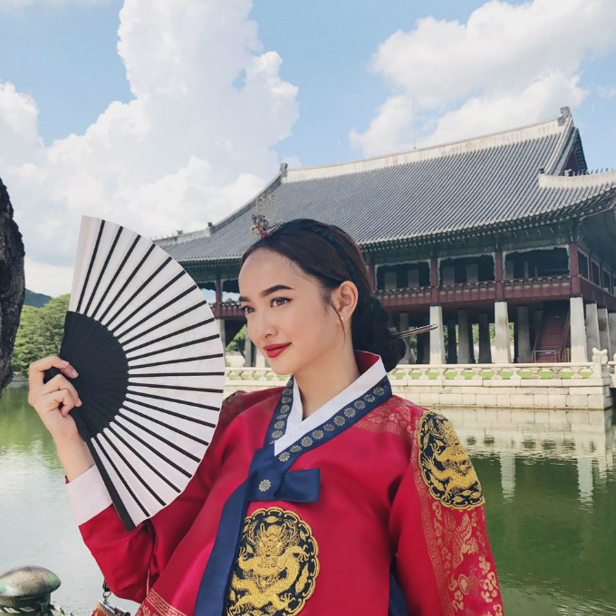 Cô nàng "chưa 18" Kaity Nguyễn hóa thân làm một cô gái xinh đẹp thời cổ trang với trang phục truyền thống Hàn Quốc.