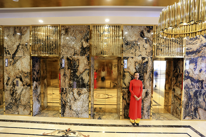 Khách sạn được dát vàng ở nhiều khu vực, từ cửa thang máy, đèn trang trí... 