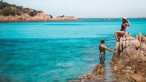 Hai vợ chồng Sothler tại Spiaggia Del Principe, Porto Cervo, Sardinia, vùng địa Trung Hải. Ảnh: BBC. 
