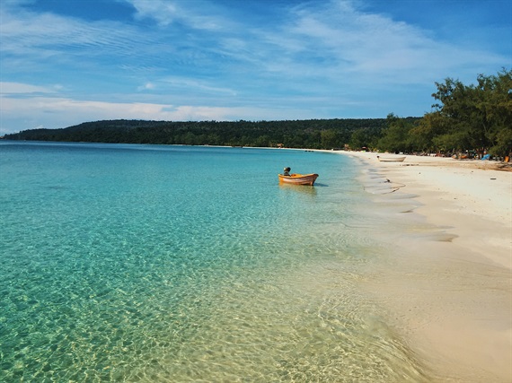 Koh Rong Samloem là sự hoà quyện của biển xanh, cát trắng, nắng vàng.