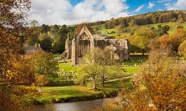 2. Bolton Abbey, North Yorkshire: Khu vực bảo tàng Abbey là một trong những điểm du lịch mùa thu ở nước Anh. Những cây sồi ngả vàng ở Strid Wood và lối đi sông Wharfe sẽ cho bạn thấy thế nào là sự kì diệu của mùa thu. Sắc màu mùa thu nơi đây chắc chắn sẽ bạn phải nao lòng.