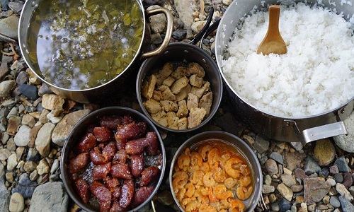 Bữa ăn đầy đủ chất là điều tất yếu cho hành trình trekking vất vả. Ảnh: Quang Trần.
