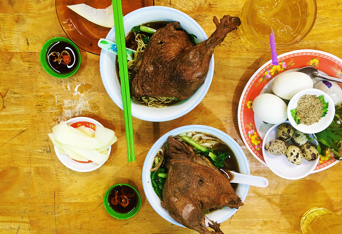 Mì vịt tiềm Mì vịt tiềm có lẽ là món ăn phổ biến nhất của người Hoa ở Sài Gòn. Dạo quanh các con phố ở trung tâm thành phố, không khó để thực khách tìm thấy những quán mì vịt tiềm từ bình dân đến sang trọng. Nước lèo đúng vị của món ăn phải có ít nhất 5 loại thuốc bắc được hầm cùng xương. Vịt sau khi được chiên sơ thì đem nấu trong nước hầm đến khi mềm. Khi ăn, bạn sẽ cảm nhận được nước dùng ngọt mà không béo, mì tươi được làm từ trứng, ăn kèm các loại rau xanh nên không ngấy. Điểm nhấn của món ăn chính là chiếc đùi vịt tiềm giòn ngoài da, thịt mềm mà ngấm vị nước xương hầm thuốc bắc. Ở Sài Gòn có nhiều nơi bán món này, giá trung bình khoảng từ 50.000 đồng, có nơi lên đến 100.000 đồng.