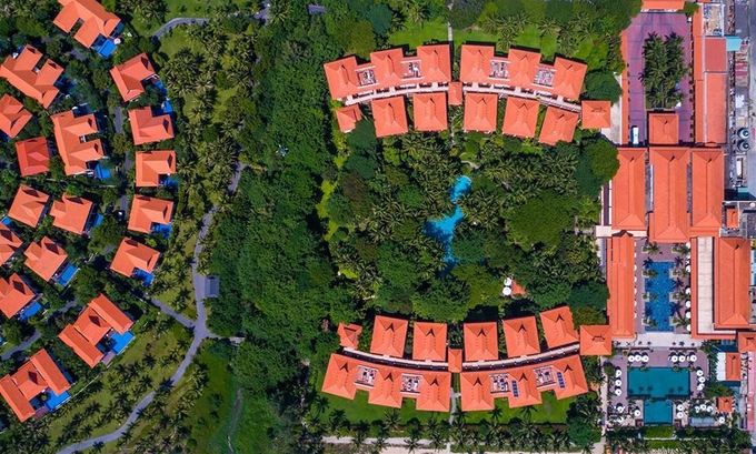 Từ trên cao, khu nghỉ dưỡng như một khu vườn nhiệt đới. Nơi đây cũng từng nhiều lần được các tạp chí du lịch nổi tiếng thế giới vinh danh nhờ kiến trúc độc đáo, dịch vụ đẳng cấp. Như top 25 khu nghỉ dành cho gia đình hàng đầu châu Á do Smart Travel Asia bình chọn, top 20 công trình kiến trúc tiêu biểu thời kỳ đổi mới ở Việt Nam do Hội Kiến trúc sư bình chọn.