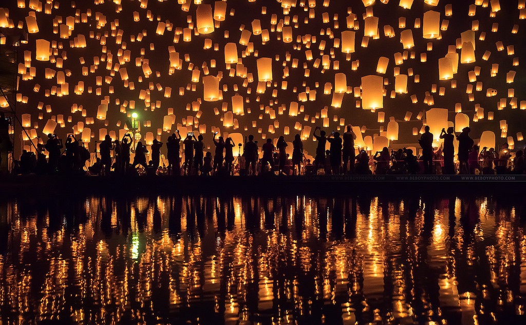 Chiang Mai thường thu hút đông du khách bởi nghi lễ khác biệt - thả đèn trời Yi Peng (Yi: hai, Peng: ngày trăng tròn). Trong lễ hội, tại nhà dân và khắp các nơi công cộng, những chiếc đèn sáng rực sẽ được thả bay lên không trung suốt đêm. Hành động này tượng trưng cho việc gạt đi những muộn phiền và buồn đau năm cũ. Các Phật tử cũng tin rằng, những điều bạn ước nguyện trong lúc thả đèn sẽ trở thành sự thật nếu bạn thực hiện những điều tốt lành trong năm sau. Ảnh: Beboy Photographies.