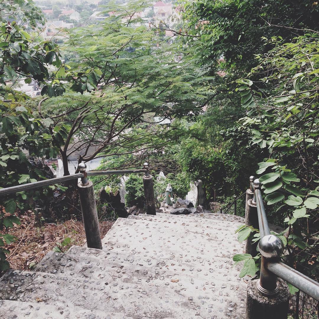 Nơi đây tọa lạc trên một ngọn núi cao chọc trời với hơn bốn trăm bậc thang cấp, tuy nhiên đường đi khá dễ nên bạn có thể an tâm nha. Ảnh: A N H N G U Y E N on Instagram