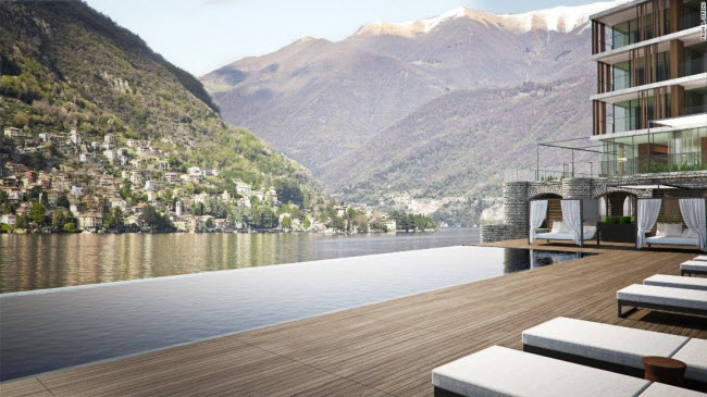 Il Sereno, hồ Como, Italia: Bể bơi bên hồ tại khách sạn Il Sereno gây ấn tượng với phong cảnh xung quanh đẹp như tranh vẽ. 