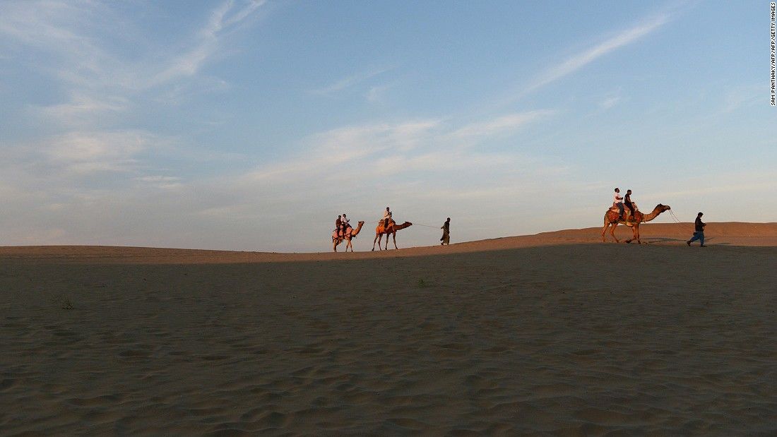 Sam Sand Dunes (bang Rajasthan): Cồn cát Sam nằm ở ngoại ô thành phố Jaiselmer là một trong những khu vực dễ tiếp cận nhất của Đại sa mạc Thar, hay còn gọi là Sahara của Ấn Độ. Tại đây, du khách sẽ được trải nghiệm những giờ phút thảnh thơi trên lưng lạc đà, cùng hòa mình vào khung cảnh tuyệt đẹp lúc bình minh hoặc hoàng hôn.
