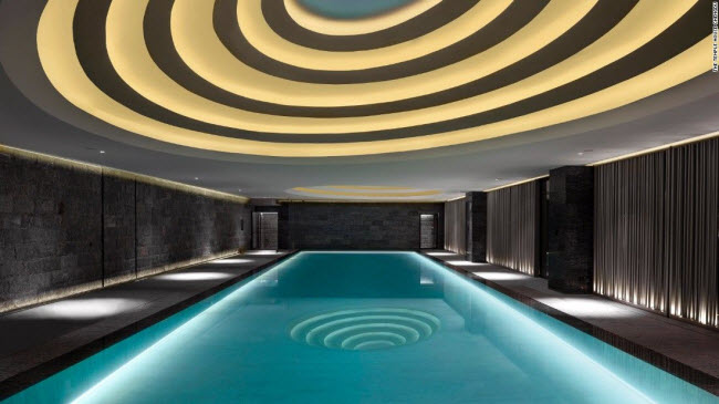 Temple House, Thành Đô, Trung Quốc: Bể bơi trong nhà hấp dẫn với hệ thống ánh sáng và thiết kế hiện đại. 