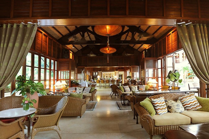 Ngoài ra, khu nghỉ cũng có hệ thống bar và lounge trong nhà lẫn ngoài trời để khách chọn lựa không gian riêng tư, hoặc tận hưởng không khí mát mẻ, trong lành của biển Đà Nẵng.