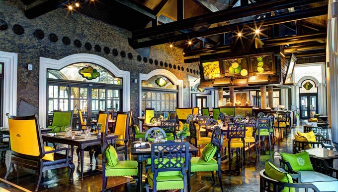 Khu nghỉ dưỡng có hệ thống nhà hàng phục vụ các đặc sản của Việt Nam, món ngon Địa Trung Hải hay ẩm thực Pháp. Trong đó, nhà hàng La Maison 1888 của bếp trưởng ba sao Michelin Pierre Gagnaire, đã được CNN bình chọn là một trong 10 nhà hàng mới tốt nhất thế giới năm 2015. Ngoài ra, thực khách có thể ghé Citron hay Barefoot.
