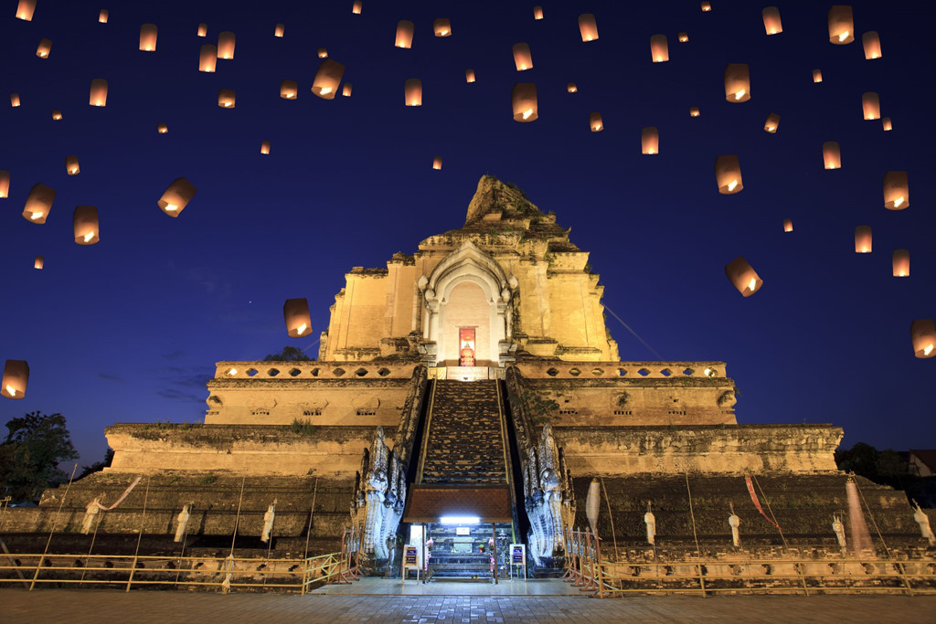 Trong suốt lễ hội, khắp Chiang Mai được bao phủ bởi đèn lồng. Những chiếc đèn đầy màu sắc được trang trí tại Tượng đài Three Kings, Cổng Thapae và tại tất cả cổng bao quanh khu phố cổ. Cổng trước của các đền chùa và hộ gia đình được trang trí bằng lá dừa và hoa. Ảnh: Wallpapersdsc. 