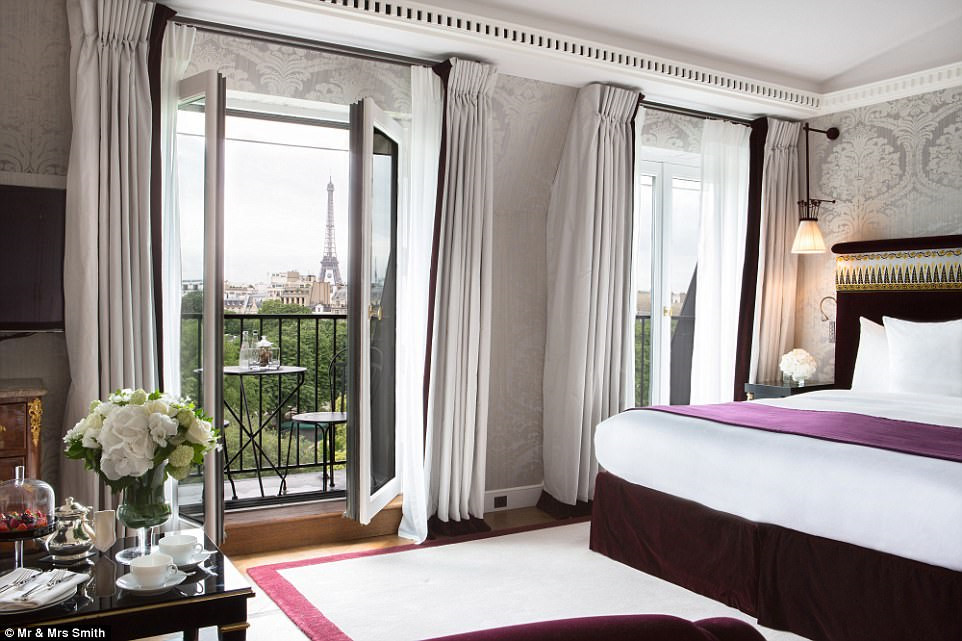 La Reserve, Paris, Pháp: Chỉ riêng khung cảnh Paris nhìn từ cửa sổ của các phòng suite Premier Junior cũng đã khiến bạn muốn đặt phòng ở đây. Ngoài ra, các phòng còn có nội thất sang trọng, đem lại trải nghiệm như những ông hoàng bà chúa cho du khách. Ảnh: Mr&MrsSmith.