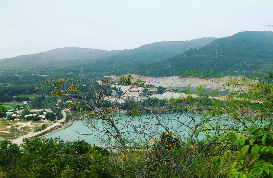 Bên trái Núi Đức Mẹ Long Hương là KDL Hồ Đá Xanh... Xa xa là những ngôi nhà, đồi núi , hồ đá xanh rất đẹp...Ảnh: pham thi anh thu on Instagram