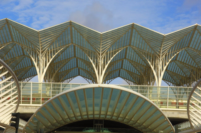 Nhà ga tàu hỏa Oriente được thiết kế bởi Santiagio Calatrava ở thành phố Lisbon, Bồ Đào Nha.