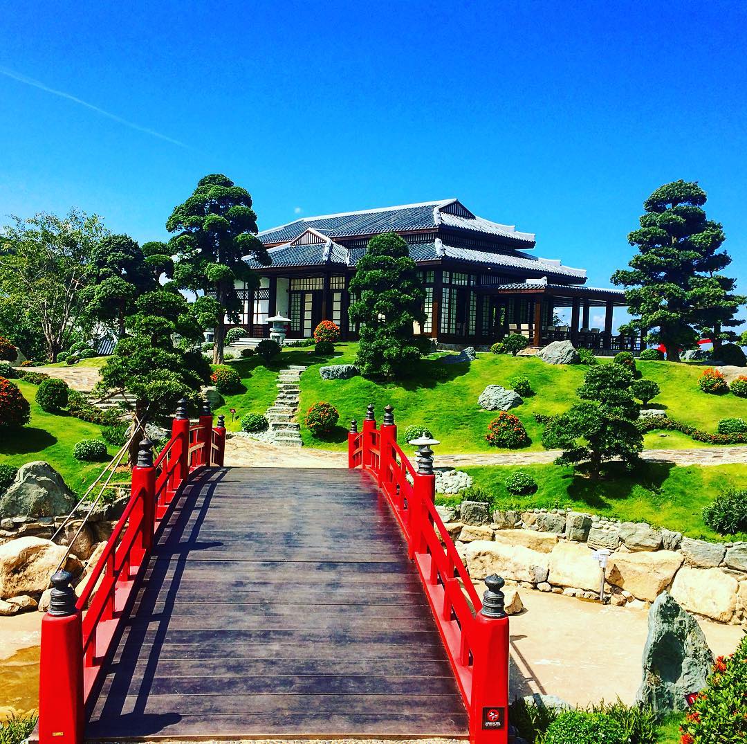 Khu vườn Nhật Bản với những ngôi nhà gỗ đặc trưng của Nhật, mang đậm sắc thiền, gây ấn tượng cho du khách. Instagram photo by Клигунов Денис