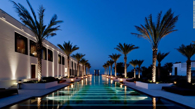 Chedi Muscat, Oman: Khách sạn này nổi tiếng với bể bơi dài nhất (103 m) trên bán đảo Ả Rập. 