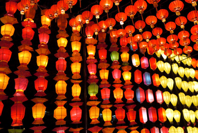 Đèn lồng được bán ở rất nhiều địa điểm khác nhau quanh thành phố Chiang Mai. Giá của mỗi krathong và đèn lồng dao động từ 30-100 baht tùy thuộc kích cỡ. Có 4 loại đèn lồng chính: khom kwaen (đèn treo), khom thue (đèn treo que nhỏ hoặc cầm tay), khom pariwat (đèn quay) và khom loy/khom fai (đèn bay bằng khí nóng). Ảnh: Lifestyle Asia. 