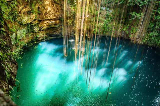 Hố Ik Kil, Chichen Itza, Mexico: Bán đảo Yucatán ở Mexico có nhiều hồ bơi tự nhiên, nhưng đẹp nhất trong số này là Ik Kil, vì nó được bao quanh bởi rừng nhiệt đới và nằm ngay cạnh khu khảo cổ nổi tiếng Chichen Itza.