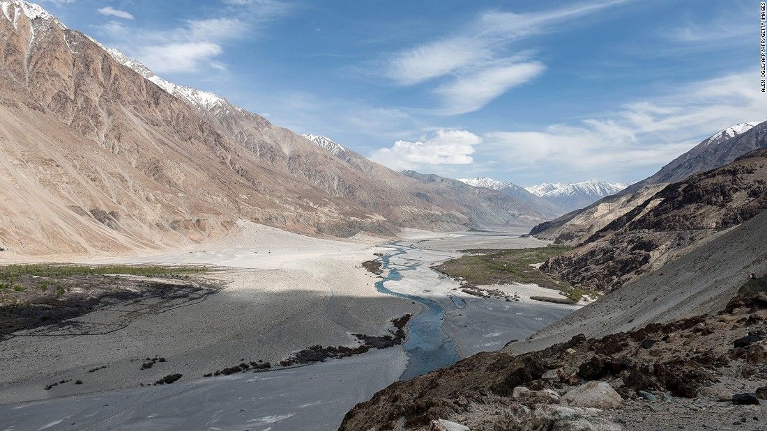 Nubra Valley (Ladakh, bang Jammu & Kashmir): Là một trong những khu vực đẹp "ngạt thở" của Ấn Độ, Nubra là ngôi nhà của những ngọn núi hùng vĩ và các thung lũng sâu thẳm. Nằm vắt qua sông Shyok, thung lũng Nubra là địa điểm khám phá không thể bỏ qua đối với du khách thập phương.