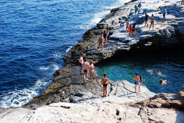 Hồ Giola, Thassos, Hi Lạp: Nằm tại ngôi làng yên tĩnh Astris, Giola là bể bơi tự nhiên hình thành trên vách đá. Du khách phải vượt qua một đoạn đường núi nguy hiểm để tới được địa điểm này.