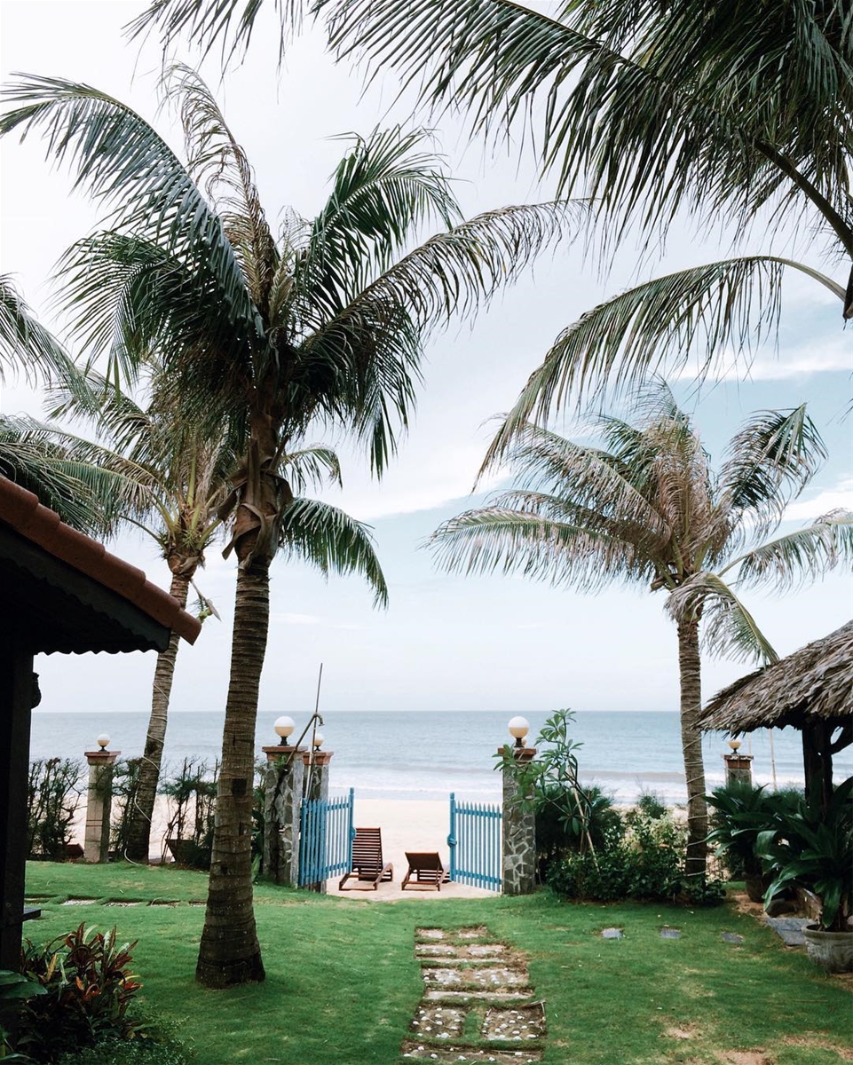 Con đường ra bãi biển Tiến Thành các resort chỉ vài bước chân. Ảnh: T. A. Nguyen on Instagram