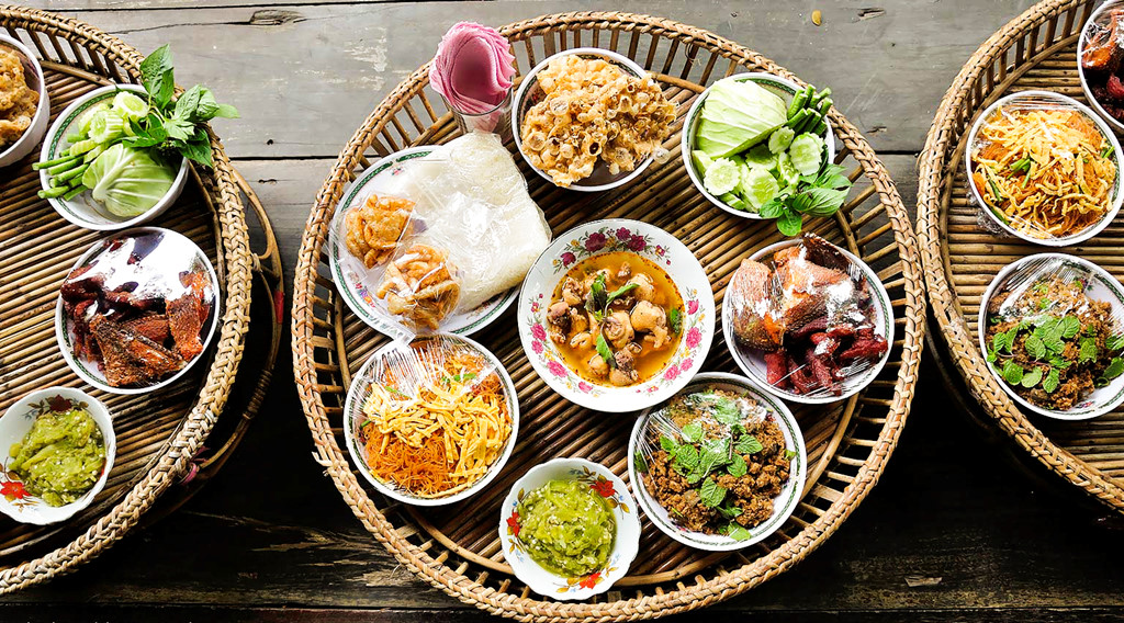 Chiang Mai có những món ăn thuộc vào hàng ngon nhất Thái Lan. Trong số đó, khao soi – mì xào giòn với điểm nhấn cà ri là món ăn đặc trưng ở đây - thường có giá khoảng 40 baht/tô. Ngoài ra, còn có không ít những cái tên hấp dẫn khác mà bạn có thể thử qua như: khan toke, sai oua, gaeng hang lay, miang kham, larb kua… Ảnh: Chiang Mai.