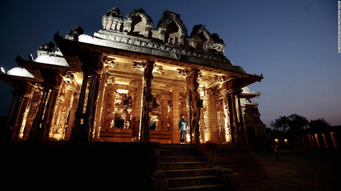 Hampi (bang Karnataka): Quần thể di tích còn sót lại của thủ đô Đế chế Vijayanagara là một trong những điểm du lịch nổi tiếng nhất thế giới, được UNESCO công nhận là di sản thế giới năm 1986. Nơi đây hiện vẫn còn tồn tại hơn 1.600 di tích lớn nhỏ, gồm nhiều ngôi đền, pháo đài, đại sảnh...
