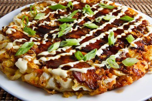 Okonomiyaki là món bánh nướng của Nhật Bản, nghĩa là "nướng theo ý thích". Ảnh: SparkRecipes 