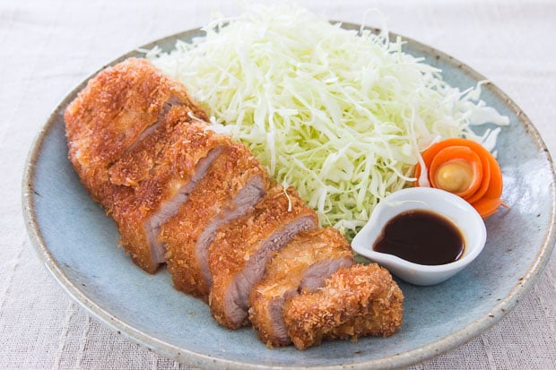 Tonkatsu là món thịt lợn quay chiên xù giòn rụm. Ảnh: Japaninfo 