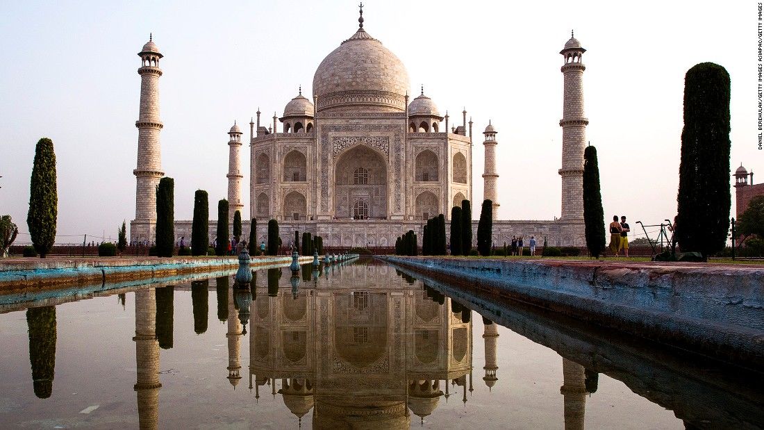Taj Mahal (bang Uttar Pradesh): Sẽ là thiếu sót nếu không nhắc đến Taj Mahal, ngôi đền được xây dựng trong những năm 1600 bằng đá trắng mang vẻ đẹp diễm lệ không thể rời mắt. Lịch sử xây dựng đền gắn liền với câu chuyện về tình yêu bất diệt của hoàng đế Shah Jahan với người vợ thứ ba là hoàng hậu Mumtaz Mahah.