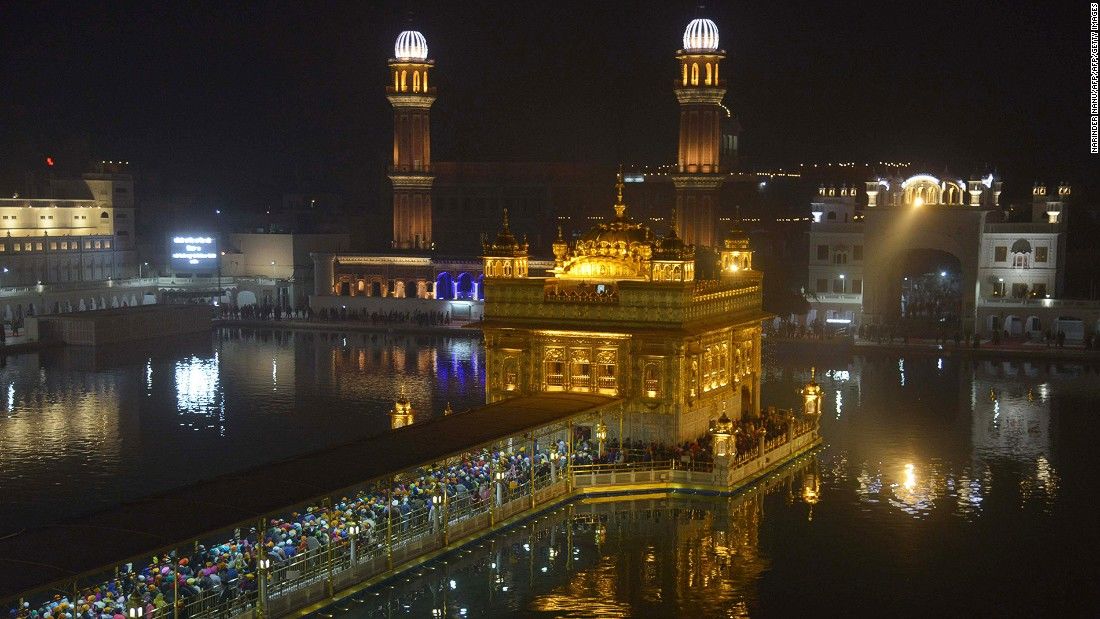 Harmandir Sahib (bang Punjab): Nằm ở thành phố Amritsar, Harmandir Sahib là Đền vàng thiêng liêng đối với những tín đồ đạo Sikh. Được xây dựng từ năm 1574 và hoàn thành vào năm 1601, các mái vòm và mặt ngoài được dát vàng lấp lánh khiến ngôi đền nổi bật nhất khi về đêm.