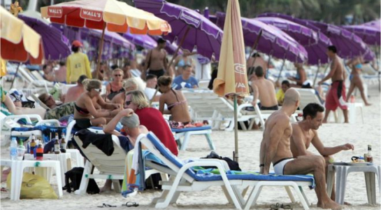 Du khách ăn uống và hút thuốc trên bãi biển Patong, Phuket, Thái Lan - Ảnh: BBC 