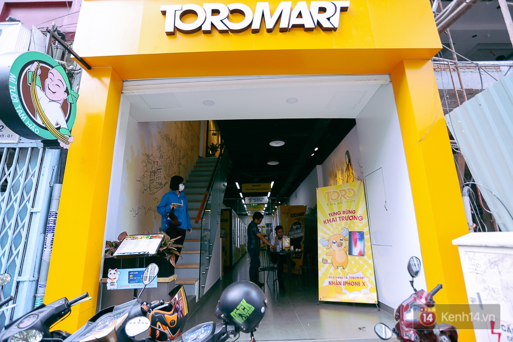 Cửa hàng nằm tại trung tâm Sài Gòn. Chỉ cần dùng smartphone và cài đặt ứng dụng thanh toán, khách hàng có thể mua bất cứ món đồ gì mình muốn bên trong cửa hàng. 