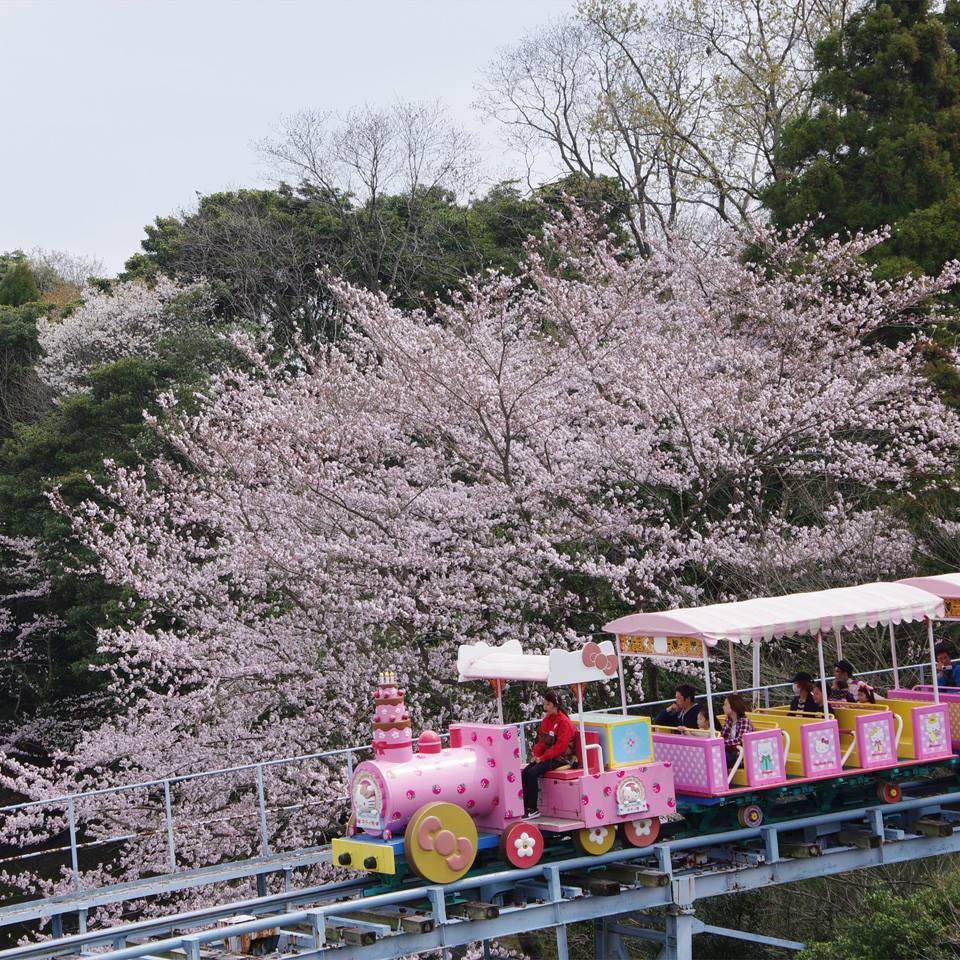 Đại điểm: Công viên Sanrio Harmonyland tọa lạc tại Fujiwara 5933, Oaza, Hijimachi, Hayami-gun, Oita-ken, Nhật Bản. 
