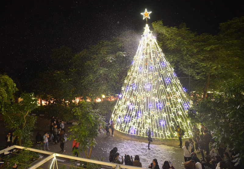 Nhiều năm qua, Đại học Thăng Long luôn làm các sinh viên trường khác phải ghen tị khi mỗi mùa Noel về là trường lại được trang hoàng lộng lẫy, đậm mùi Giáng sinh từ trong ra ngoài.