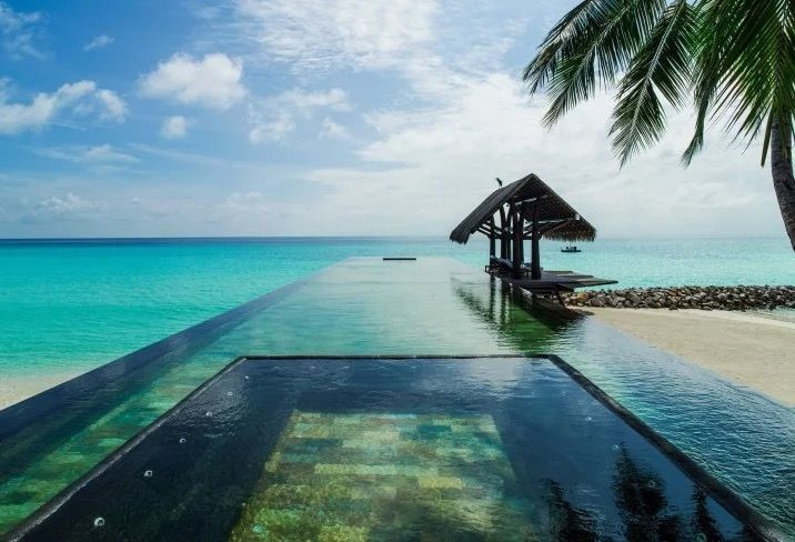 One & Only Reethi Rah, Maldives: Bể bơi dài 30 m của One & Only Reethi Rah được đánh giá là một kiệt tác hình học. Không chỉ có không gian ngắm cảnh tuyệt đẹp, bên trong bể bơi còn có một bể sục Jacuzzi và một chiếc giường bằng đá.