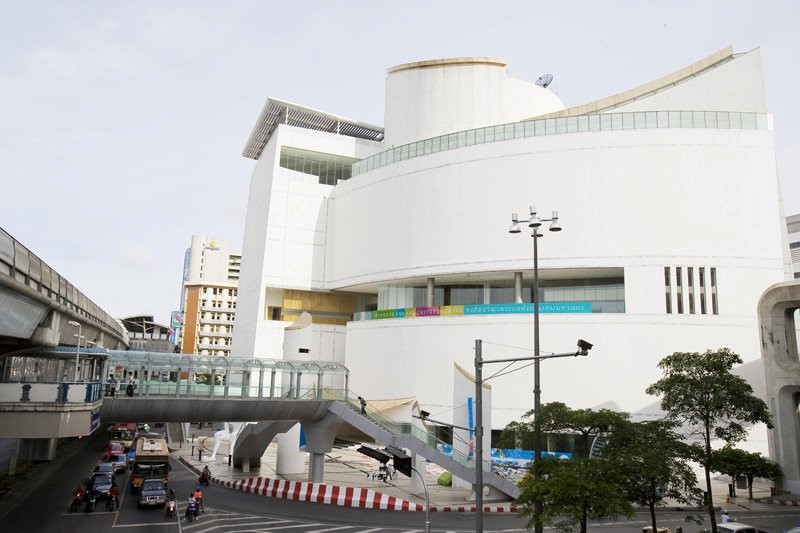 Trung tâm Văn hóa và Nghệ thuật Bangkok: Nếu thích nghệ thuật đương đại, bạn hãy đến Trung tâm Văn hóa và Nghệ thuật Bangkok. Đây là tòa nhà hiện đại với các cửa hàng bán đồ handmade và phòng trưng bày. Ở tầng dưới, du khách có thể tham quan ở các phòng trưng bày cá nhân, quán cà phê, tầng trên có triển lãm tranh của các nghệ sĩ Thái Lan và nước ngoài. Ảnh: Wiki.