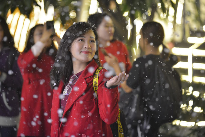 Một nữ sinh ĐH Thăng Long cho biết: “Đây là lần đầu tiên mình nhìn thấy tuyết rơi như thế này ngay giữa sân trường. Đây sẽ là món quà ý nghĩa mà chúng mình được nhận nhân dịp giáng sinh này”.