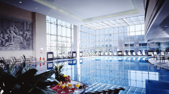 Khu bể bơi trong nhà của khách sạn rộng 250 m2, có bể bơi cho trẻ em và hai bồn tắm nước suối nóng tự nhiên được Văn phòng Tài nguyên Lãnh thổ Bắc Kinh và Hiệp hội Địa nhiệt Bắc Kinh chứng nhận tiêu chuẩn. Lớp học bơi của khách sạn có giá từ hơn 1,3 triệu đồng cho một giờ.