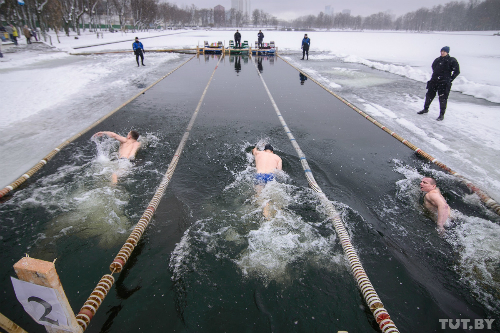 Khi ở nhiệt độ hạ xuống dưới -1 độ C, bạn vẫn có thể bơi thoải mái do nước chỉ đóng băng trên bề mặt. Du khách có thể thấy người dân ở các nước vùng Scandinavia và Nga có thói quen bơi dưới trời âm độ. Nhiều người rất thích môn bơi lội đặc biệt này và cho rằng nó rất tốt cho sức khỏe. Ảnh: BelarusFeed. 