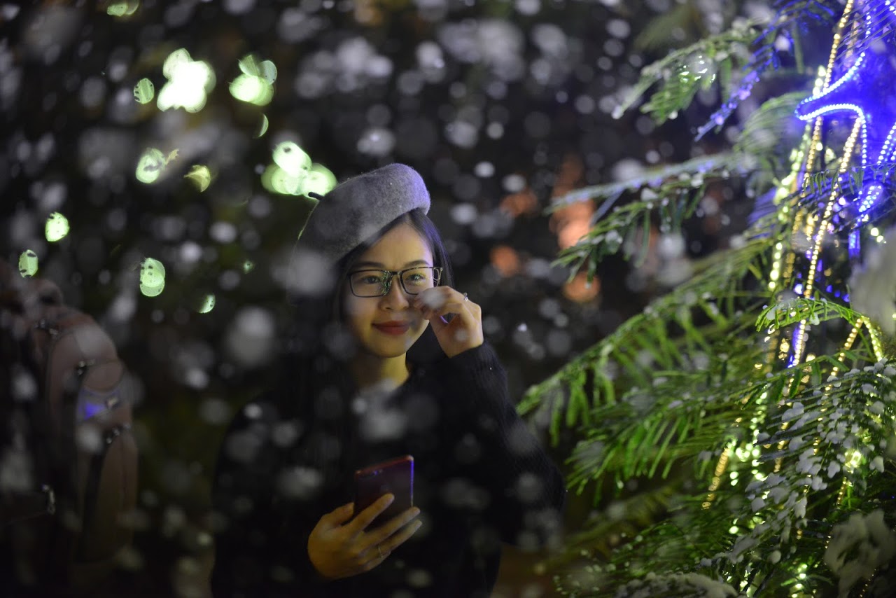 Phan Đặng Hương Giang (sinh viên trường Đại học Thăng Long) chia sẻ: “Mặc dù chỉ là tuyết giả nhưng mình thấy rất đẹp và sinh viên ai cũng đều rất thích. Mình nghĩ rằng năm nay chúng mình sẽ có một mùa giáng sinh đúng nghĩa với tuyết rơi như thế này”.