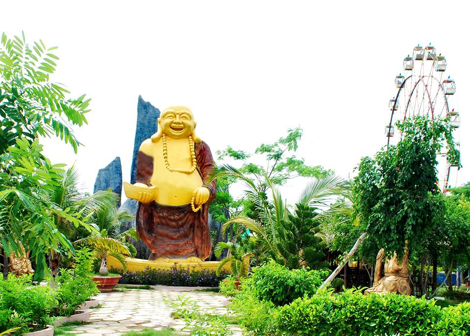 Khu Quán Âm Phật Đài có diện tích 2,5 ha nằm trong khu du lịch Nhà Mát, nơi có tượng Phật bà cao 11 mét được xây dựng từ lâu. Quán Âm Phật Đài trở thành điểm đến du lịch tâm linh, hằng năm vào các ngày từ 23 đến 25 tháng 3 âm lịch lễ hội Quán Âm Nam Hải diễn ra thu hút rất nhiều du khách tìm về. 