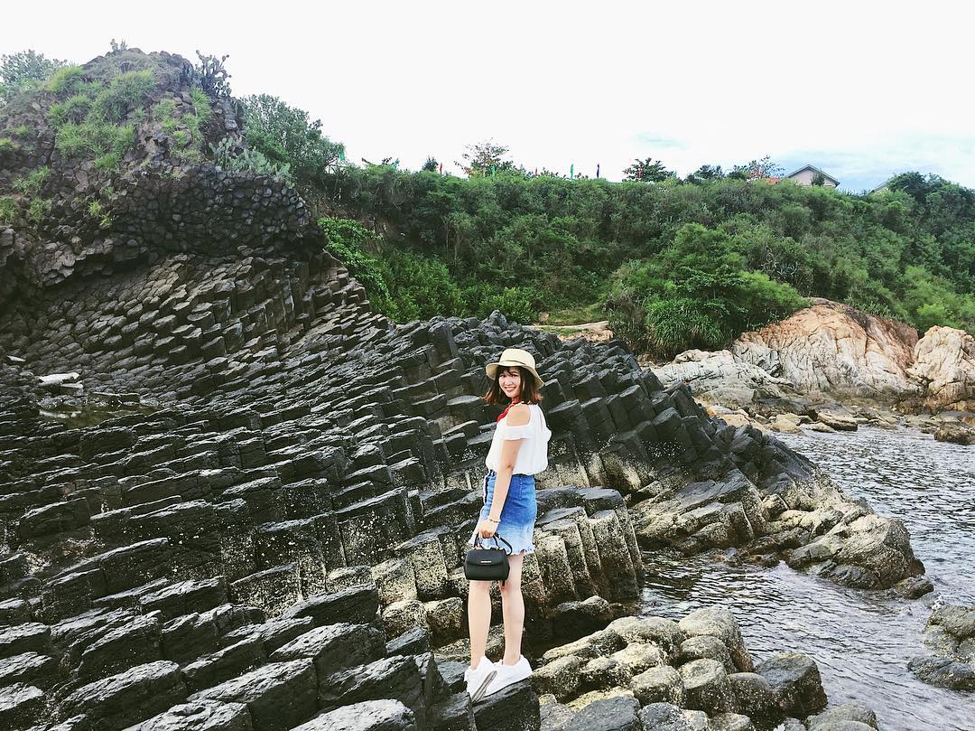 Đây là một gành đá rộng khoảng 50m, trải dài 200m, được hợp thành từ vô vàn trụ đá xếp liền nhau kề với sóng nước. Ảnh: Suzy Hanh Pham on Instagram 