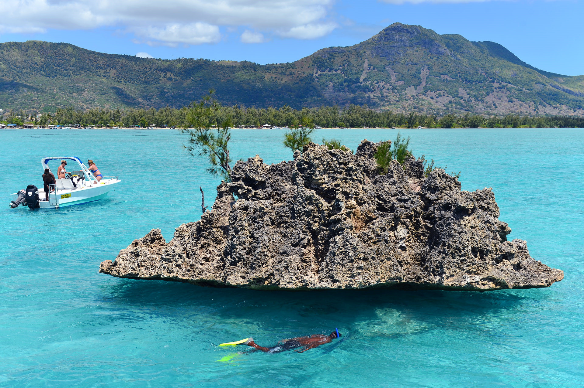 Khối đá san hô khổng lồ giữa Ấn Độ Dương là nơi nhiều du khách được đưa đến tận nơi ngắm.
