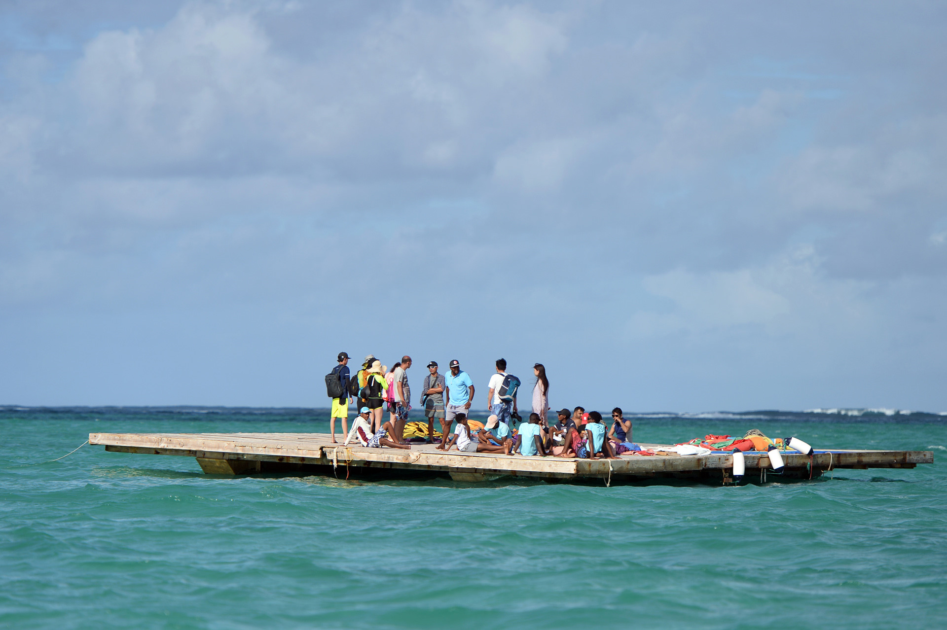 Chiếc bè gỗ rộng khoảng 100 m2 nằm giữa biển cách bờ chừng 2 km là địa điểm chơi môn dù lượn. 