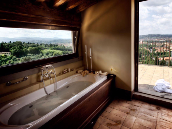 Tắm bằng rượu vang Tại khách sạn Il Salviatino, Florence, Italy, bạn có thể yêu cầu dịch vụ tắm bồn bằng rượu vang. Rượu được đổ vào bồn tắm cho khách thuê phòng đều là những thương hiệu hảo hạng, đắt tiền. Giá cho mỗi lần tắm này là 9.000 USD. Ngoài ra, bạn có thể bỏ thêm 2.700 USD để được phục vụ đồ ăn nhẹ khi đang tắm.