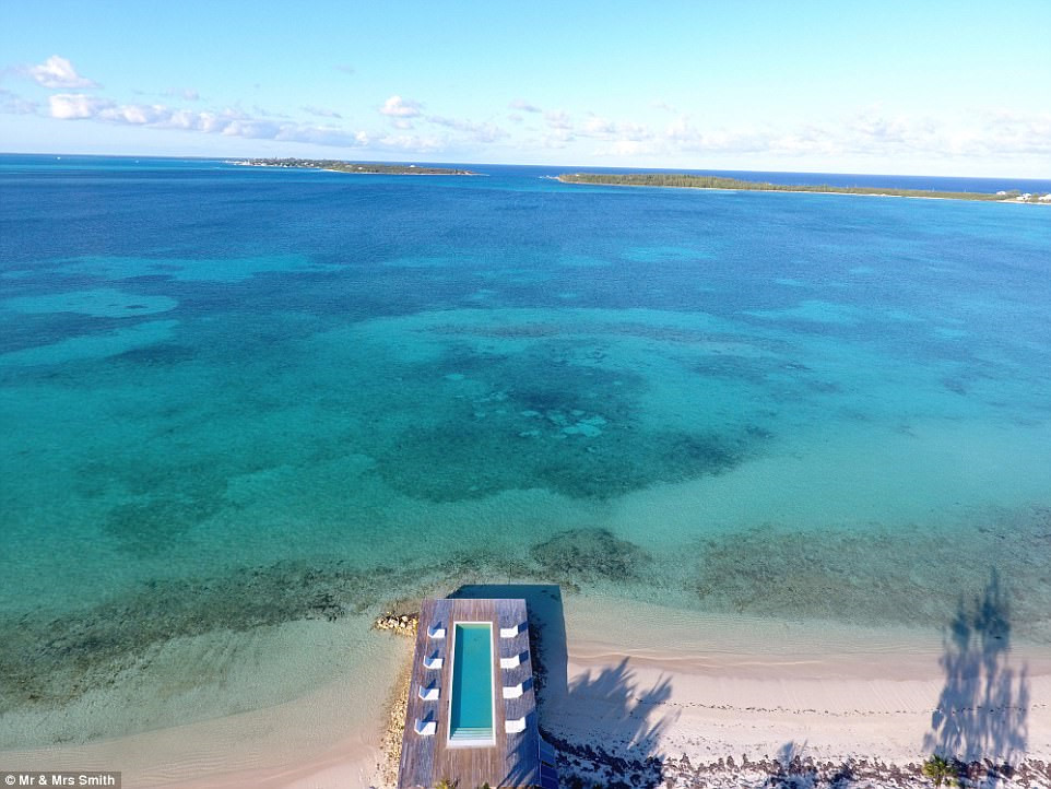 The Other Side, Eleuthera, Bahamas: Các chuyên gia của Mr&Mrs Smith nói rằng bể bơi này giống như nơi gặp gỡ của sự tối giản và một nền văn minh tương lai. Bể bơi được thiết kế mang đến cảm giác giống như nằm lơ lửng giữa đại dương. Nơi đây là địa điểm hoàn hảo để du khách ngắm cảnh, tắm nắng và thưởng thức cocktail.